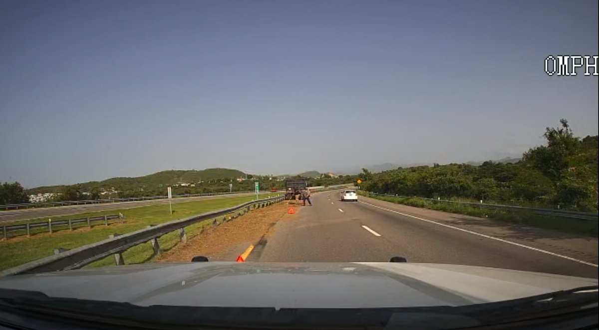 Atención Conductores Se reporta derrame de tierra en la PR-52 (Autopista Luis A. Ferré), km 87.9, de Salinas hacia Ponce, obstruyendo carril izquierdo. Personal de @actprgov en el área para realizar las tareas de limpieza. Conductor, ejerza precaución.