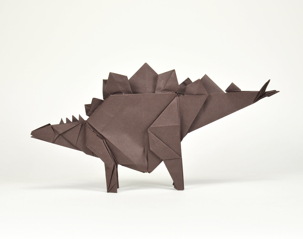 Stegosaurus, designed and folded by Joseph Hwang (source: buff.ly/3OVyxPU) #origami #stegosaurus
