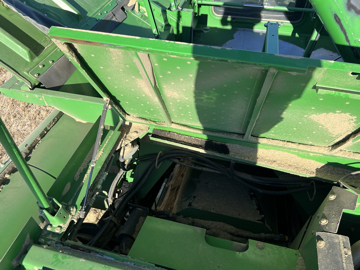 lucaspratling's tweet image. Combine had a smoldering fire 🔥 situation with no idea how it was ignited, so we carried on. Cheers #idaho #barley  #harvest23 #farm #AgTwitter or #AgX