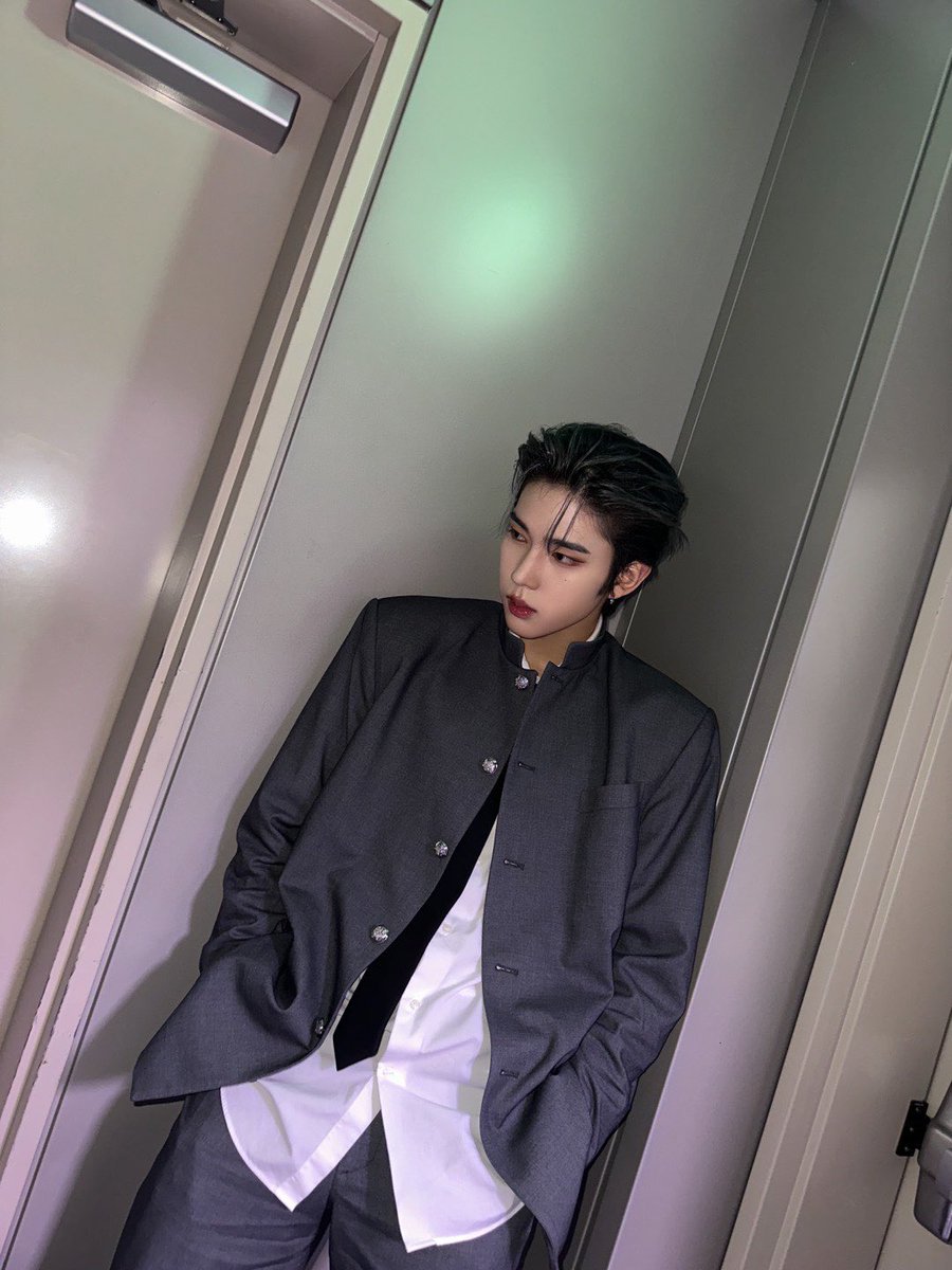 [#카엘]
어제만큼은 고양이가 아니라 늑대로🐺
으르러옹

#루네이트 #LUN8 #Chael #으르렁 #더쇼 #늑대