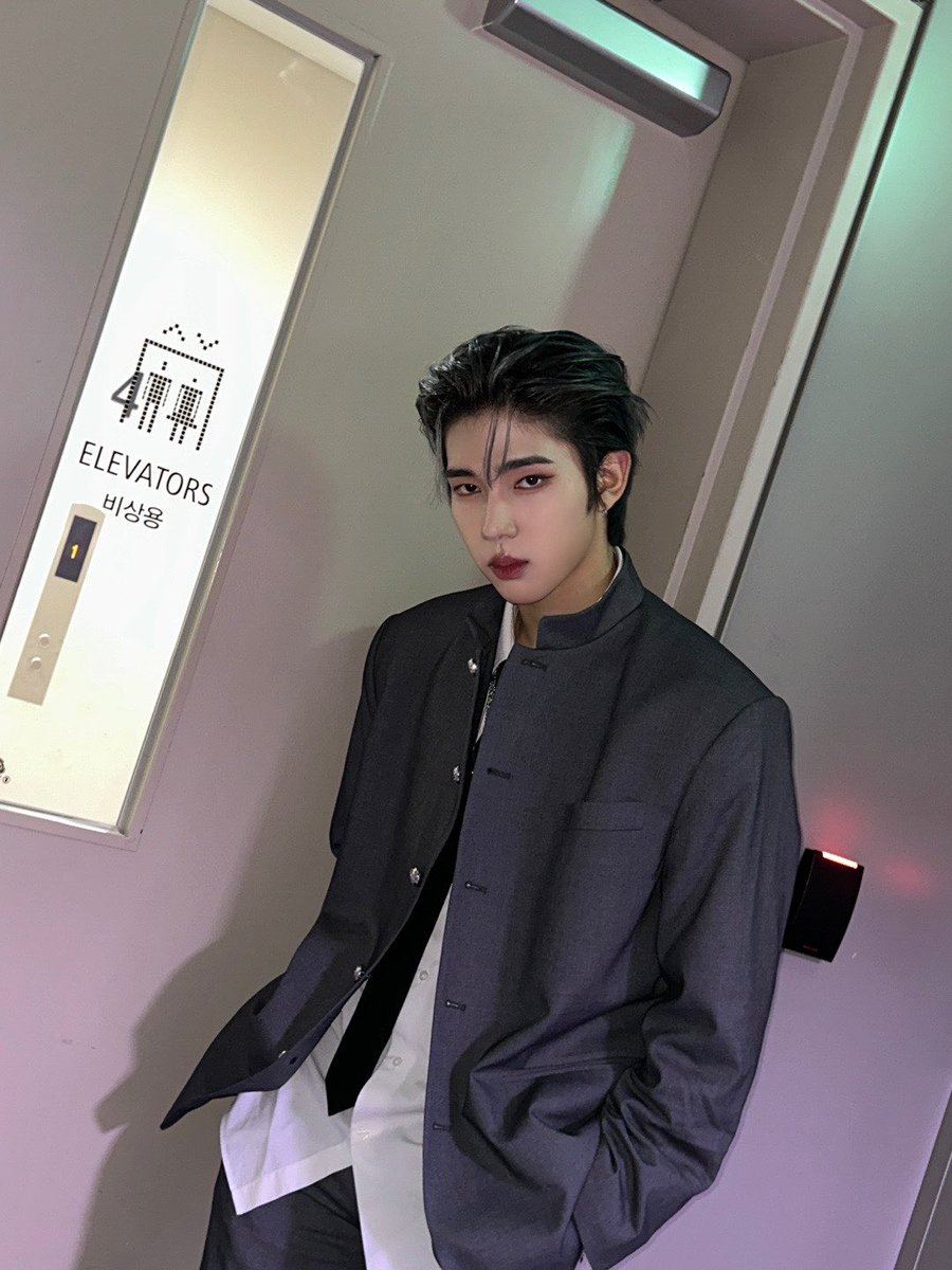 LUN8_members's tweet photo. [#카엘]
어제만큼은 고양이가 아니라 늑대로🐺
으르러옹

#루네이트 #LUN8 #Chael #으르렁 #더쇼 #늑대 https://t.co/EnuVloKILZ