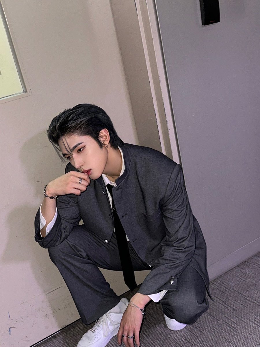 LUN8_members's tweet photo. [#카엘]
어제만큼은 고양이가 아니라 늑대로🐺
으르러옹

#루네이트 #LUN8 #Chael #으르렁 #더쇼 #늑대 https://t.co/EnuVloKILZ