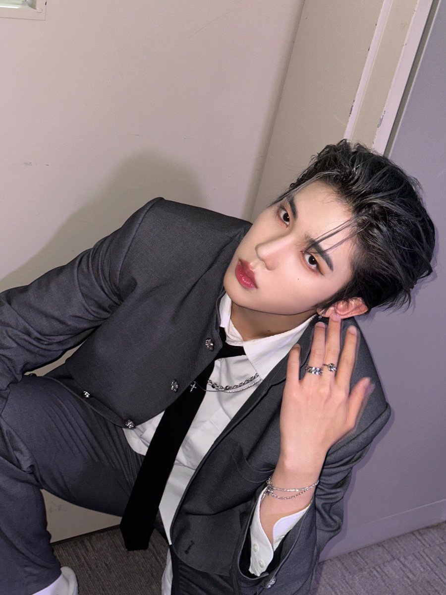 LUN8_members's tweet photo. [#카엘]
어제만큼은 고양이가 아니라 늑대로🐺
으르러옹

#루네이트 #LUN8 #Chael #으르렁 #더쇼 #늑대 https://t.co/EnuVloKILZ