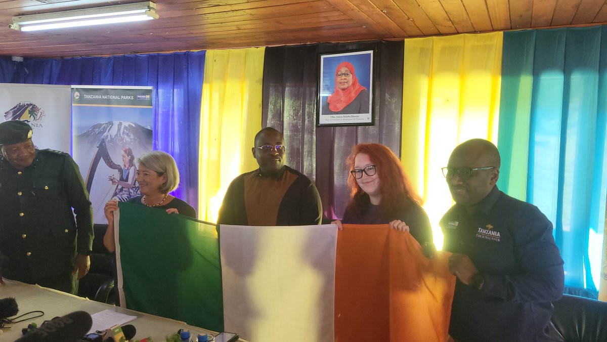 HighestHarp's tweet photo. What a send-off we had💜
There was a spectacular welcome waiting for us at #MachameGate🗻
Irish Ambassador Mary O'Neill &amp; Permanent Secretary, Ministry of Natural Resources &amp; Tourism, Hassan Abbas were gracious enough to wish us well!
#HighestHarp #Kilimanjaro #CF #CFI https://t.co/Fzk3UR16XT