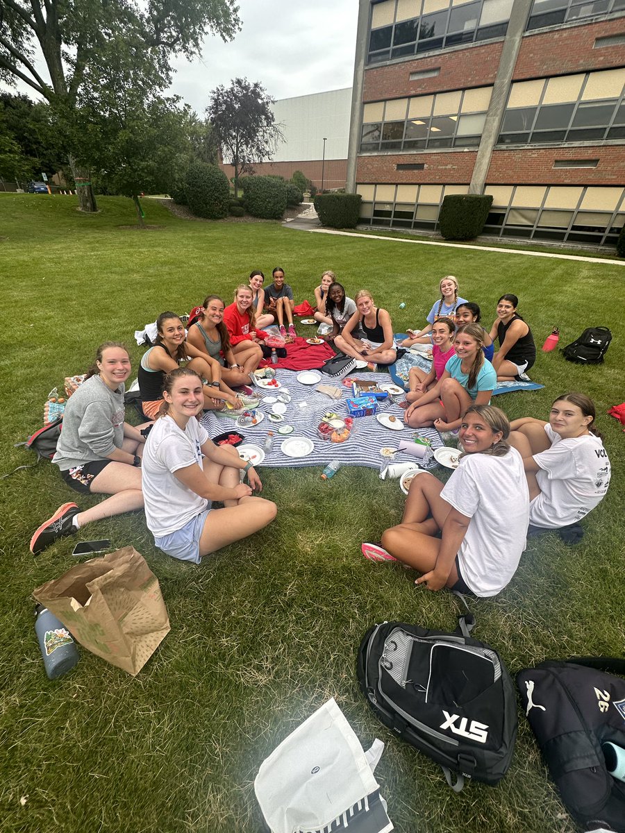on monday the freshman and seniors had their breakfast picnic! it was a lot of fun to keep this tradition going!!