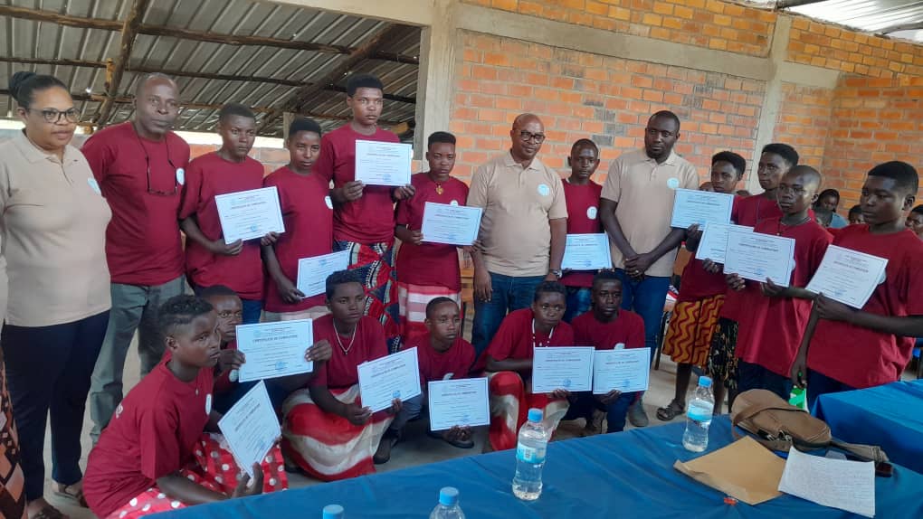 Muhangadis's tweet photo. Kuri uyu wa Gatatu mu Murenge wa @KabacuziS mu kigo cya #STRADH/SPETRA hasojwe icyiciro cya kane cy'amahugurwa yahabwaga urubyiruko mu mwuga wo gutunganya impu #Gukana. Uru rubyiruko rwahuguwe ku gukora inkweto, ibikapu, amasakoshi, imikandara n'ibindi bikoresho bikomoka ku mpu. https://t.co/vwDu8ejq0K