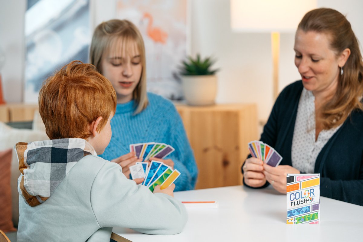 Asmodee_es's tweet photo. Intenta ser el primero en tener una mano de cartas de un único color… ¡Es más fácil decirlo que hacerlo! Las cartas tienen dos lados y solo puedes ver uno de ellos a la vez 🤪 #colorflush https://t.co/btxvbUjYUN