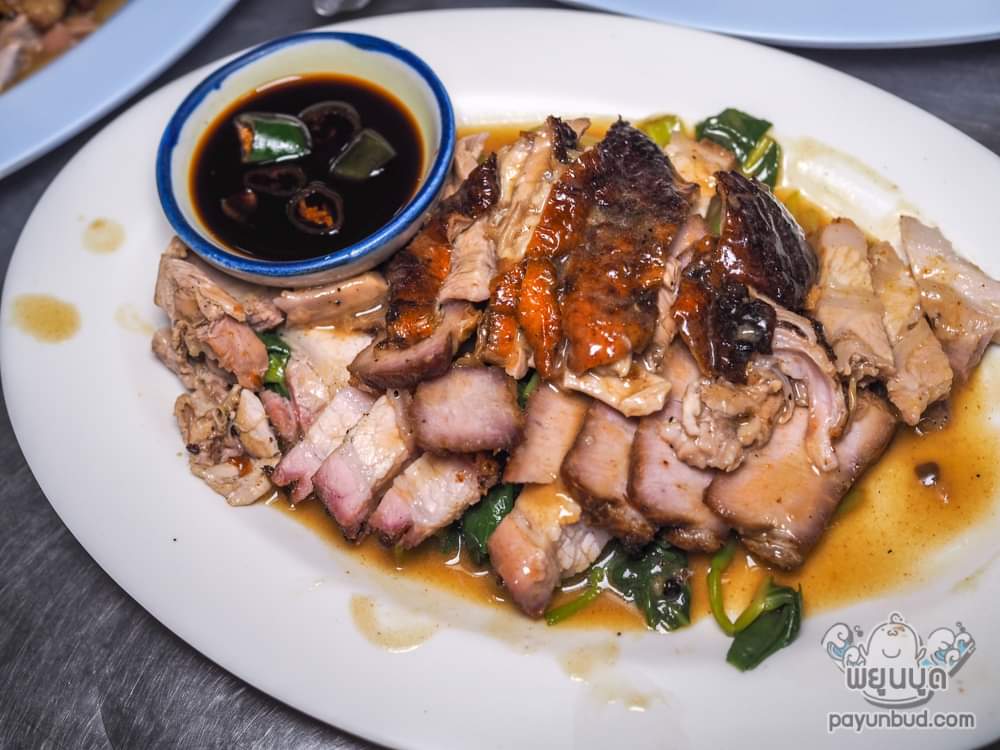 Payunbud's tweet photo. นิยามว่า "รสชาติที่ไม่รู้จะได้กินไปถึงเมื่อไหร่" ตำนานข้าวเสียโป เป็ด หมูกรอบ หมูแดงย่างถ่าน เจ็กไฝทำคนเดียวหลังงอเป็นกุ้งขายถูก อร่อยหอมควัน และไม่มีผู้สืบทอด คือเป็ดย่างครึ่งตัว220 อาหาร 30-50 ถูกมาก  รสชาติย้อนวัย

ปากซอยนวมินทร์30 เปิดเที่ยง บ่ายๆก็หมอ ยืนต่อคิวสั่งเอาน้า https://t.co/UQ7YxqIYaa