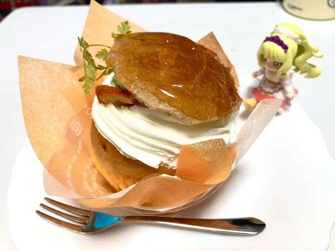 洋菓子店のサバランめちゃくちゃ美味しい……。やっぱりコンビニとは全然違うな。 