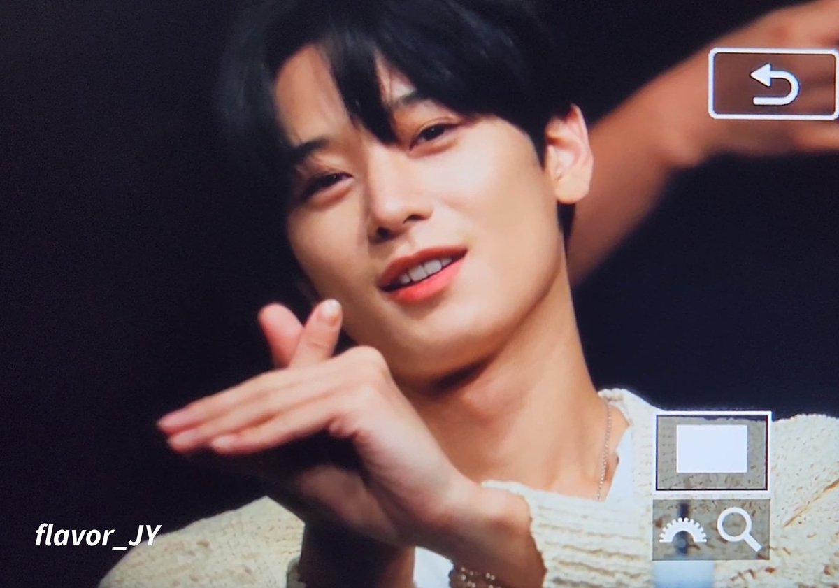 flavor_JY's tweet photo. 230816 PHANTASY 에버라인
#주연 #더보이즈
신상하트들이라고 해줬는데
사슴 강아지 꽃게 꽃게? ㅋㅋㅋㅋㅋ 
아 진짜 ㅋㅋㅋㅋㅋ 귀여웤
#JUYEON #THEBOYZ https://t.co/8jMc9nwVys