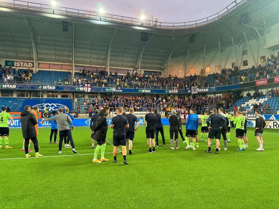 Vår gjest Magne Hoseth og hans <a href="/KI_Klaksvik/">KÍ</a> .

En klubb med knappe 5000 innbyggere. Ekstra omganger unna playoff til Champions League.

Helt vanvittig, men eventyret er ikke ferdig enda! Mens dere venter på neste gjest, sjekk ut vår episode med Hoseth!🤩 Vår mest lyttede!🎙️