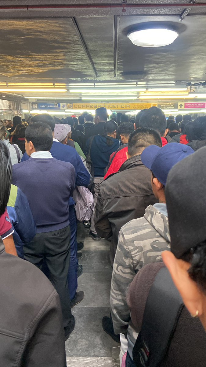 mamarka's tweet photo. @MetroCDMX Qué pasa en la línea 9?!! No son 6 min como dice ahí https://t.co/UunYjo9nLQ