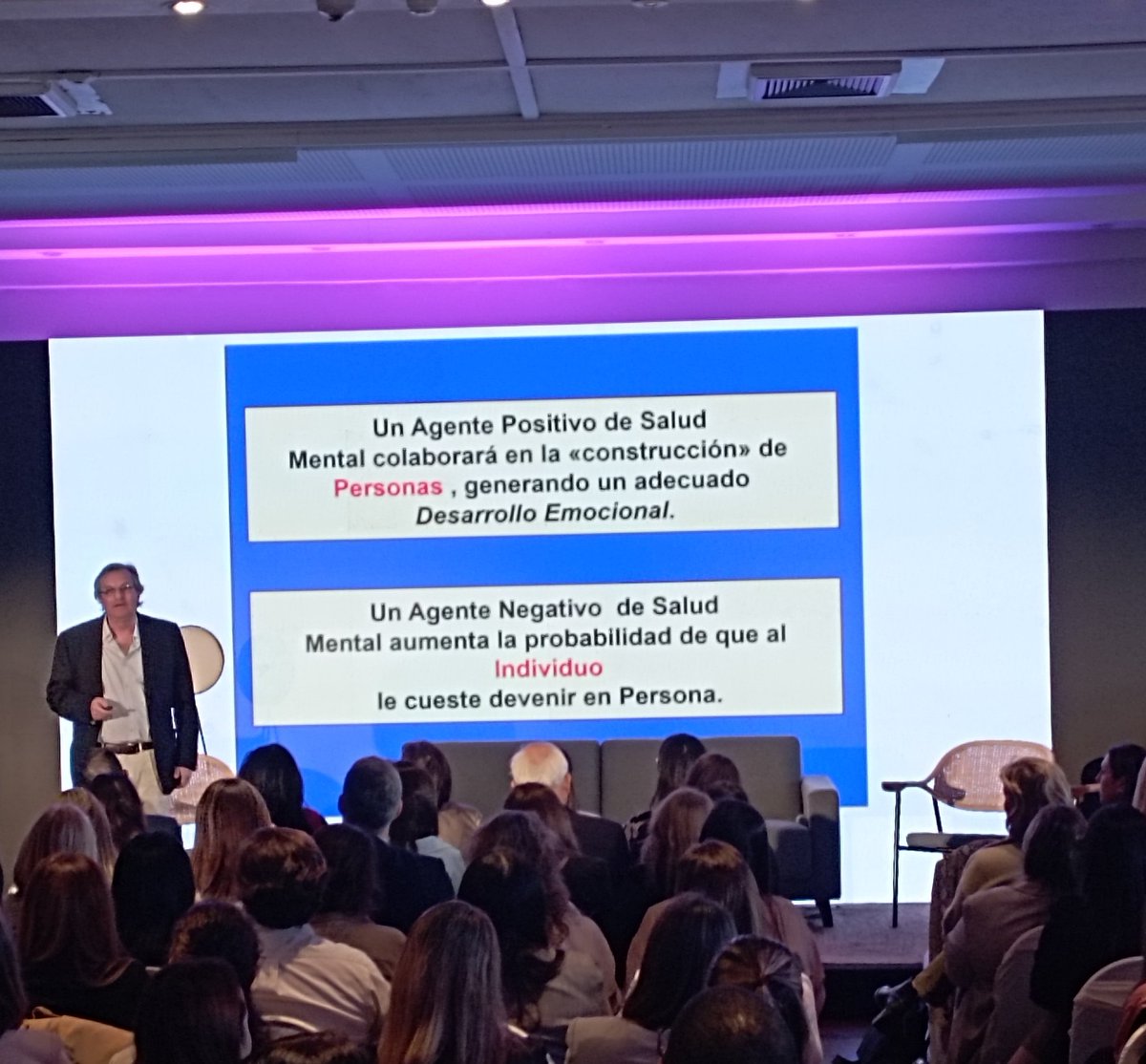 ClauPochi's tweet photo. Muy buen inicio del Congreso. 
@AGH_UY 
"¿Por qué a las personas se nos complica CON-VIVIR?" Dr.Psiq.Ariel Gold https://t.co/4A0EeAMdmb