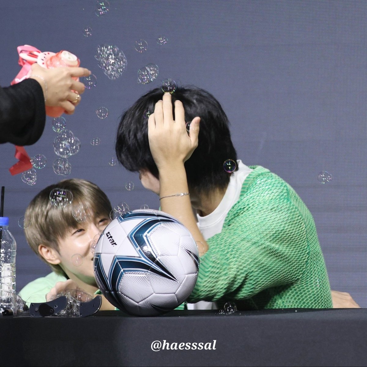 haesssal's tweet photo. 230812 케타포 팬싸 우현 성규

이때 둘이 무슨 얘기 했는지 궁그매...

흔들렸고 보정도 안했는데 규쨩 눈웃음 귀여워서😸😍 https://t.co/yH0FFgK7lP