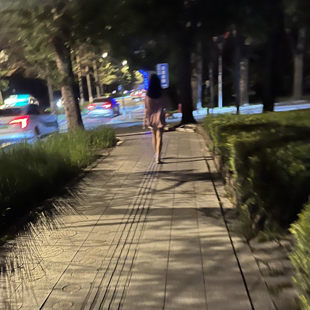 图123: 等公车的百折裙和细腿白袜。就是重伪装实在是强。万一是恐龙也不一定。不过白袜直接漂亮。现在没开学货源上不来。希望大家也多拍些身边的好风景。图4:开车路过一个大学，看到白袜妹从眼前一晃。随即下车去说明来意要袜，说话间女孩大眼睛和170以上的身高让人感觉很特别。但时间太晚，要袜失败 https://t.co/J3CCfcRHEb
