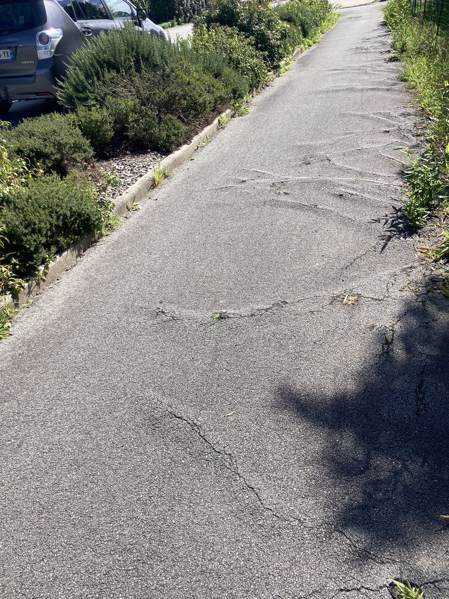 Lagrenade75's tweet photo. Mais pourquoi les cyclistes roulent sur la route alors qu’il y a une piste cyclable ? 
La piste cyclable : https://t.co/JVuyDefbEO