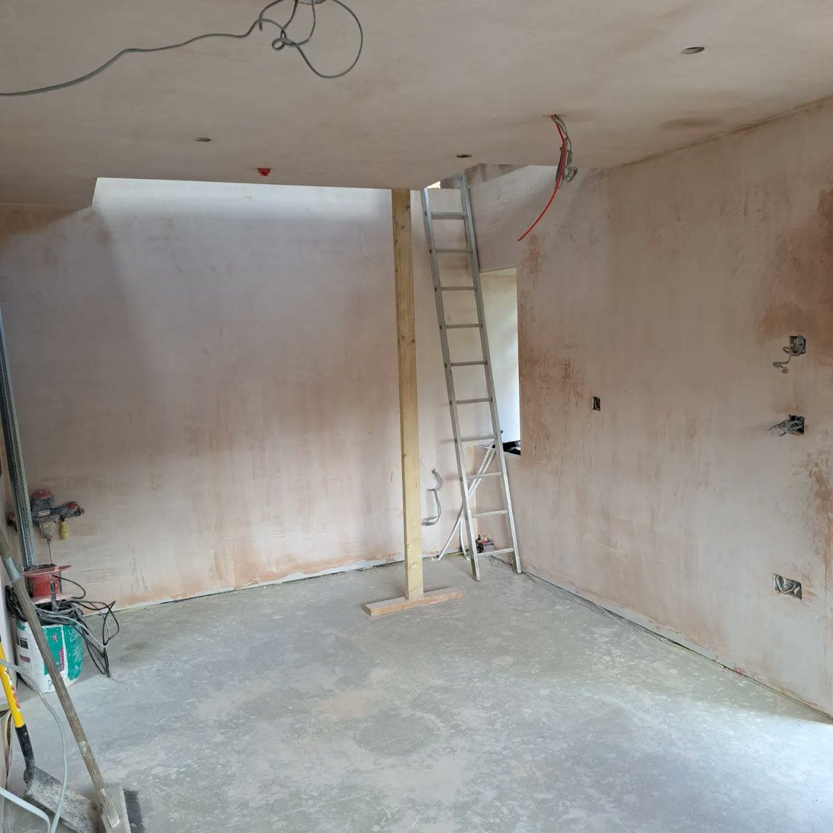 ADWPlastering's tweet photo. Been a busy few days skimming out this conversion #adwplastering #plastering #carmarthenshire #swansea #rbeconstruction #plastering #multifinish #attentiontodetail https://t.co/HxeaZ1i4zw