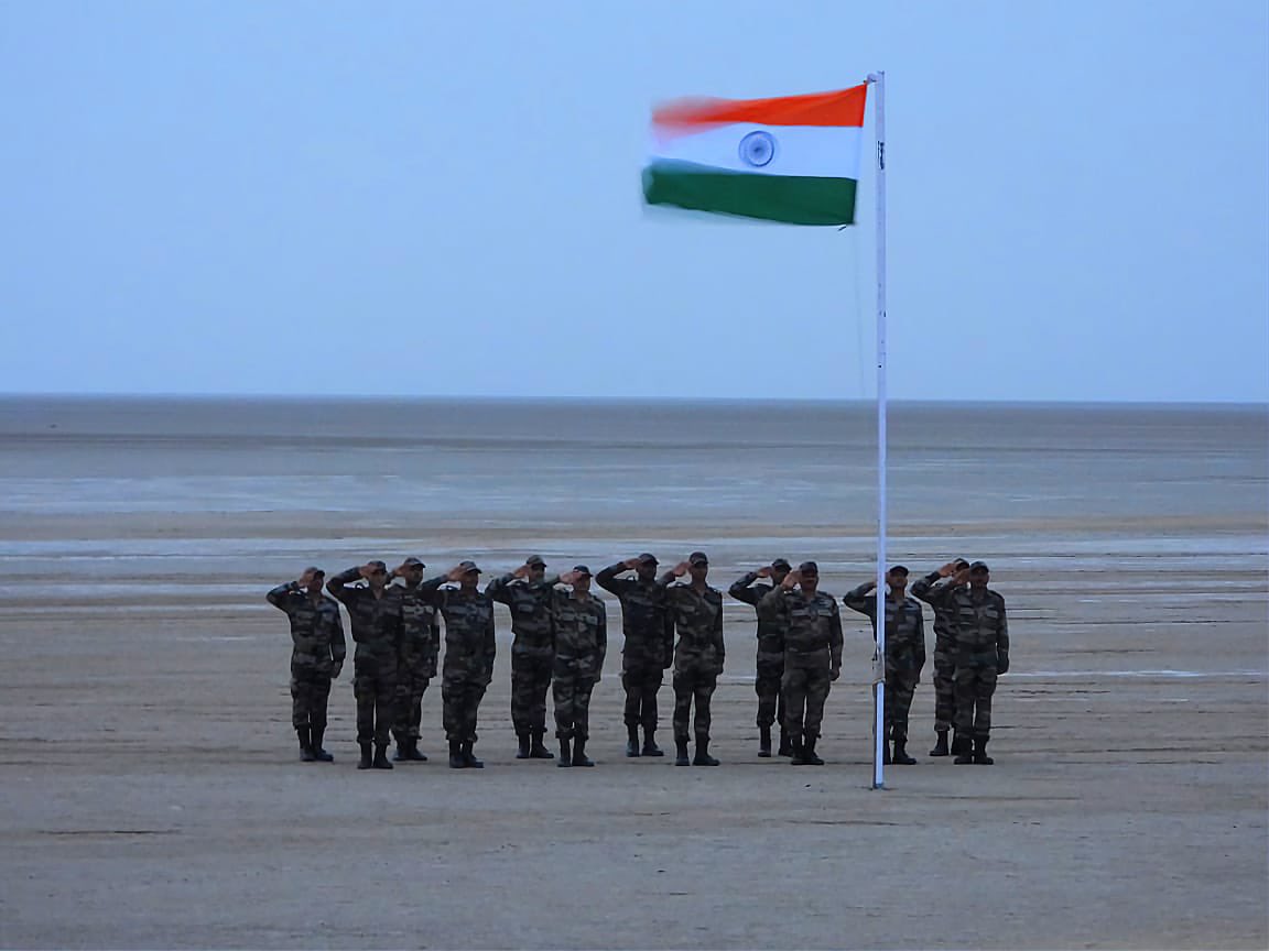 IaSouthern's tweet image. Saluting the indomitable spirit of #RannWarriors as they proudly hoist the Tricolour at the border of #RannofKutch and reinstate the pledge to defend the soil. Their devotion embodies the spirit of #HarGharTiranga &amp;amp; #MeriMaatiMeraDesh. 

#IndependenceDay
#ProudWarriors 
#JaiHind