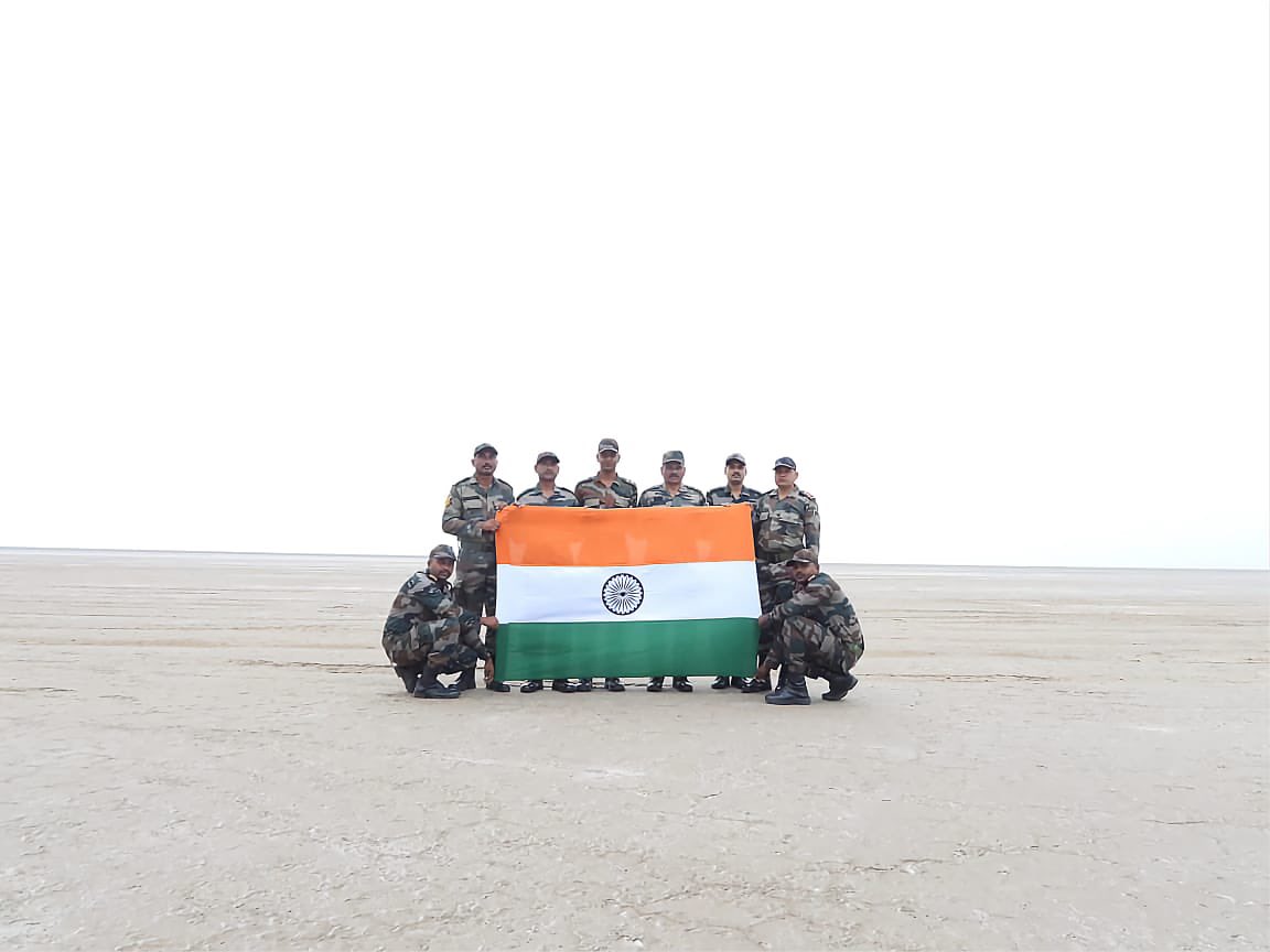 IaSouthern's tweet image. Saluting the indomitable spirit of #RannWarriors as they proudly hoist the Tricolour at the border of #RannofKutch and reinstate the pledge to defend the soil. Their devotion embodies the spirit of #HarGharTiranga &amp;amp; #MeriMaatiMeraDesh. 

#IndependenceDay
#ProudWarriors 
#JaiHind