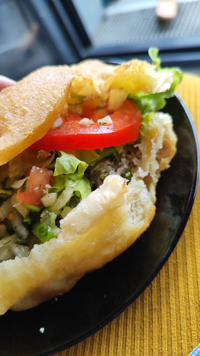 Je suis revenue hier et je trouve des bokits qui m'attendent. 

Il a un peu loupé sa pâte maiiiis c'est bon