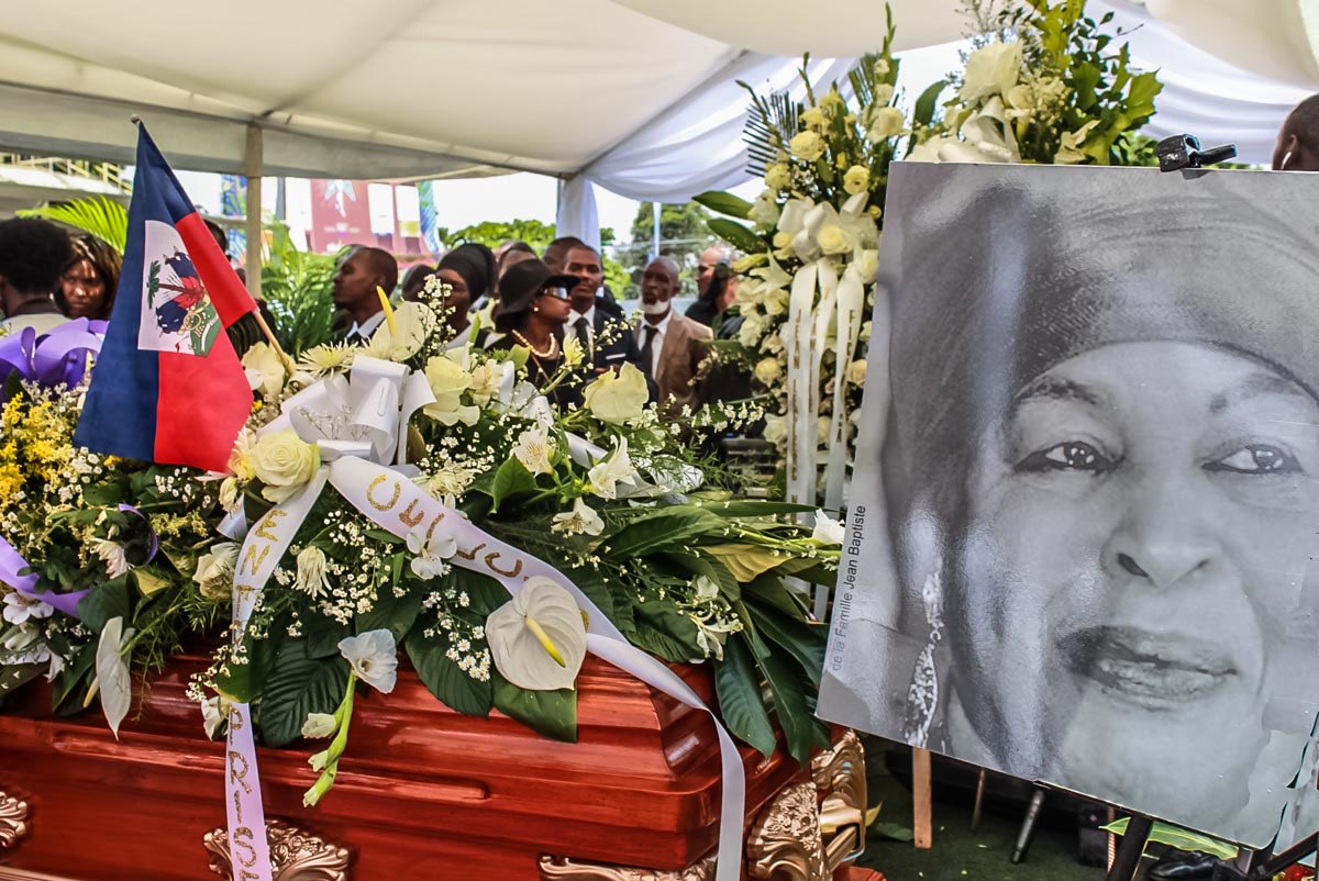 Dlo te koule nan jè nan denye jou yo pandan plizyè seremoni omaj te fèt an memwa vwa Pòtoprens, Liliane Pierre-Paul. Kofondatè Radyo Kiskeya a te resevwa dènye orevwa li samdi pandan yon fineray ki te fèt nan stad Sent Tèrèz. Plis enfo nan Infolettre #19. Lenk nan byo
📸 <a href="/safimag/">Safi Mag</a>