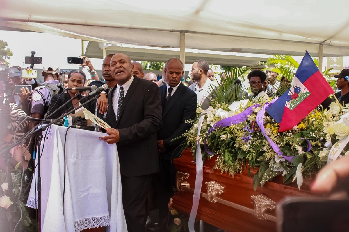 DeyeMonEnfo's tweet photo. Dlo te koule nan jè nan denye jou yo pandan plizyè seremoni omaj te fèt an memwa vwa Pòtoprens, Liliane Pierre-Paul. Kofondatè Radyo Kiskeya a te resevwa dènye orevwa li samdi pandan yon fineray ki te fèt nan stad Sent Tèrèz. Plis enfo nan Infolettre #19. Lenk nan byo
📸 @safimag https://t.co/kCSsMpAXtU