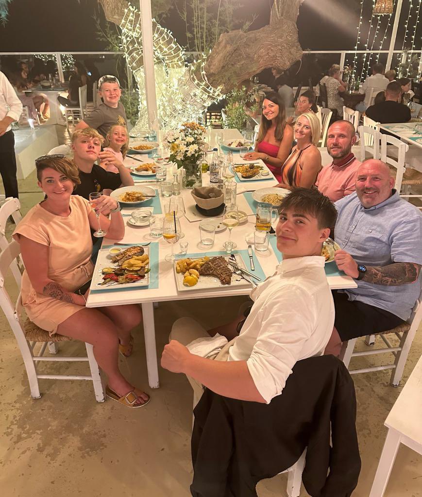 pjd0000's tweet photo. Amazing week away with family &amp; friends ☀️ https://t.co/K5JS2HSPgv