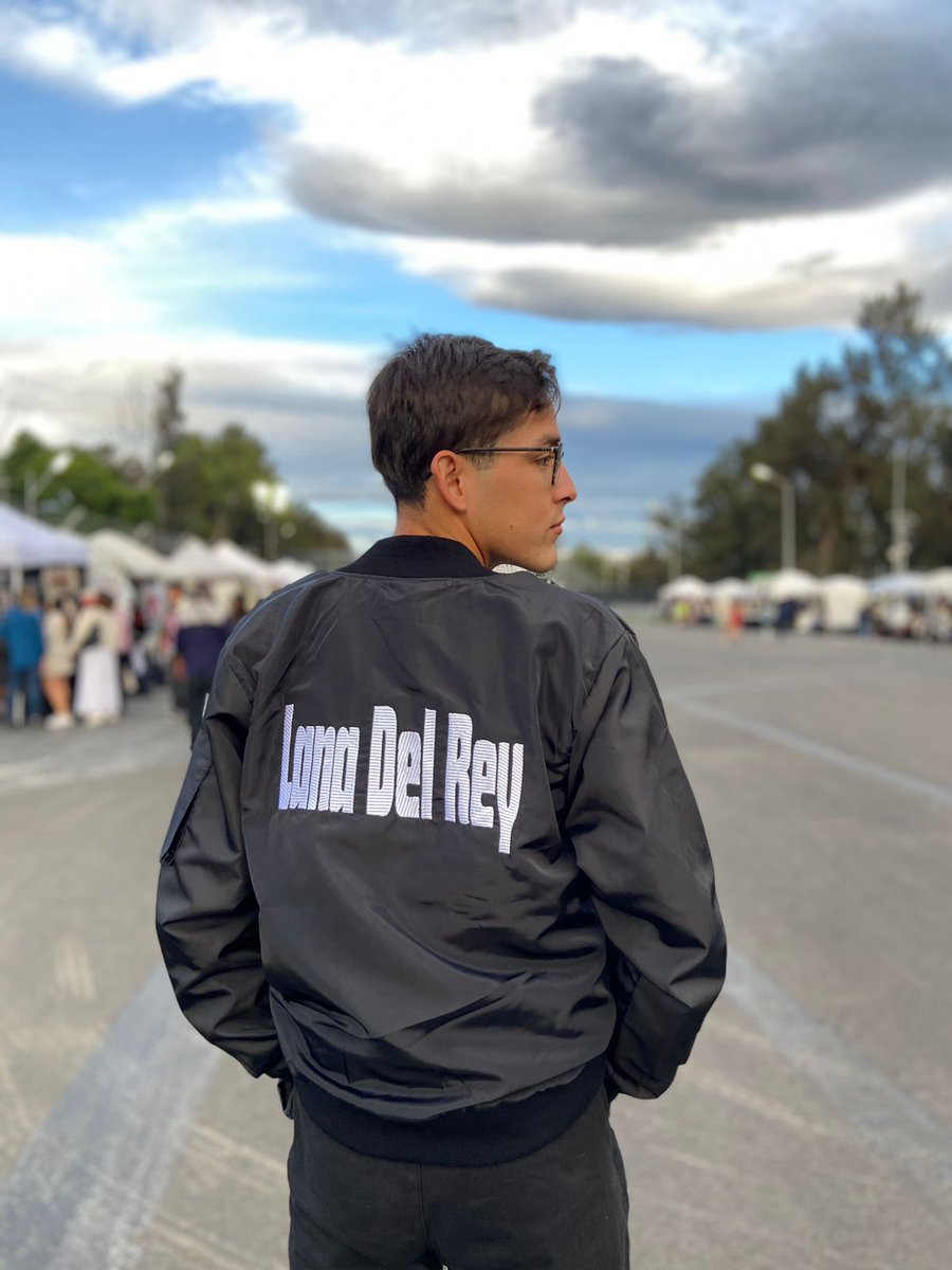 kikesarmie's tweet photo. ya fui a un concierto de Lana Del Rey, soy extremadamente feliz🤍 https://t.co/ydIQYe6kj1