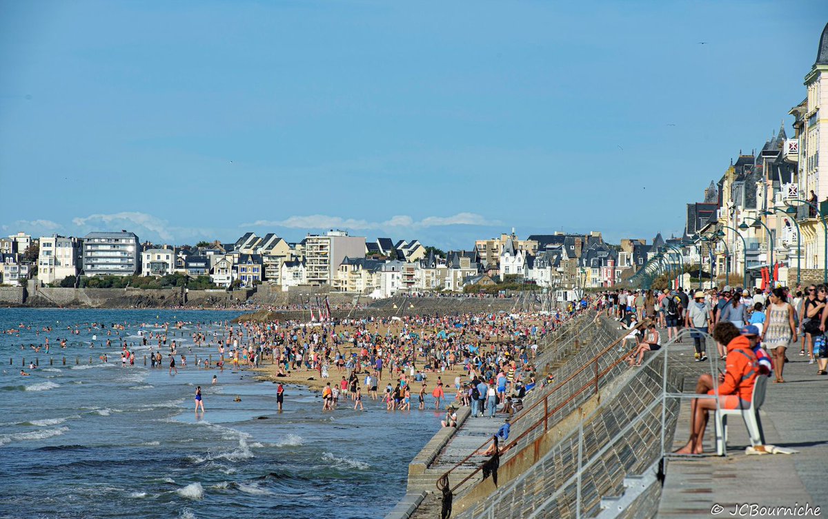 Sam_so9's tweet image. Un 15 août à #saintmalo au pied de la digue de Rochebonne à marée montante (📸JC Bourniche)