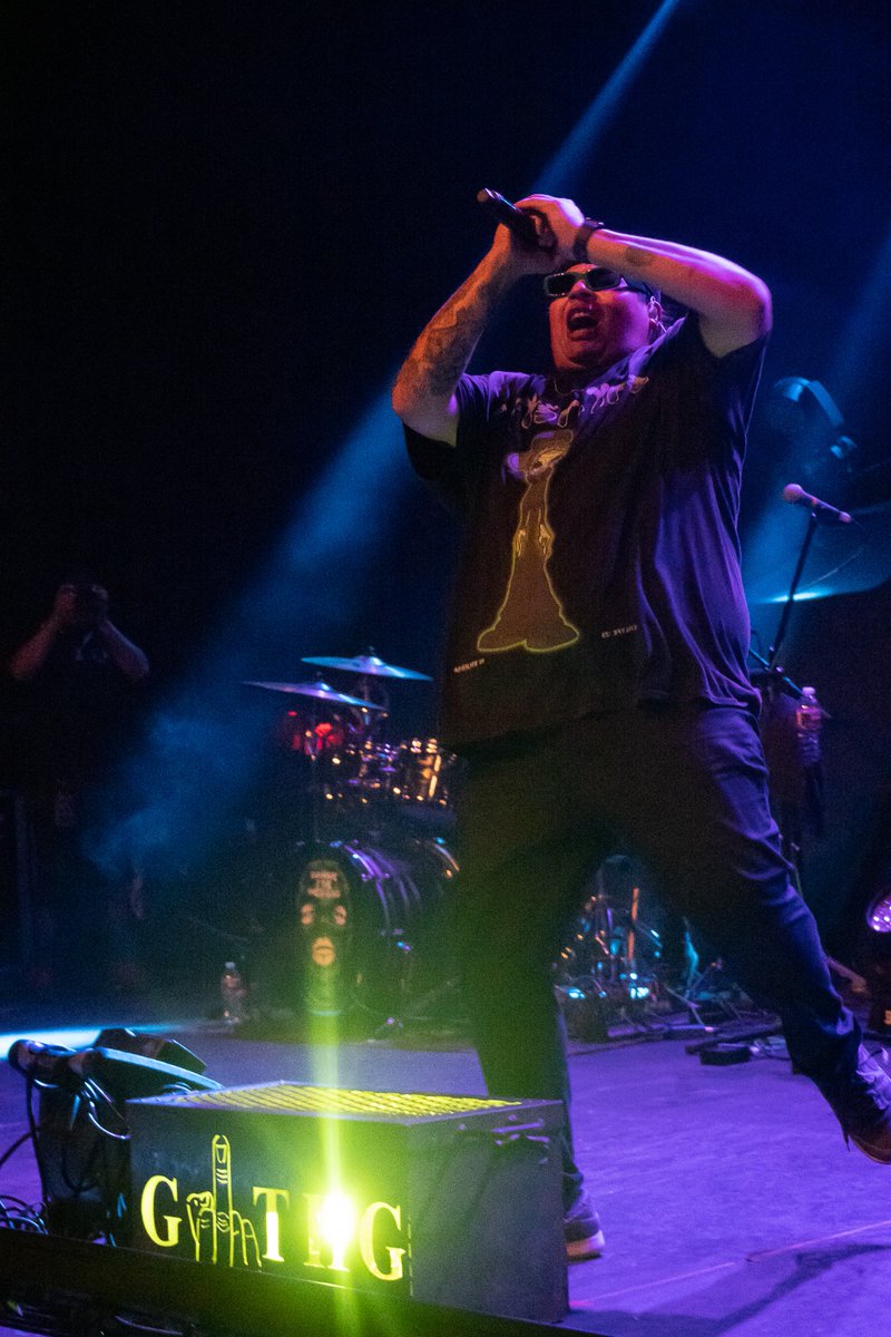 HamsterValhalla's tweet photo. You may be metal, but you’ll never be “playing bass and tuba at the same time” metal @gioandtheguns #rock #clutch #gioandtheguns @VenturaTheater https://t.co/C6y0egKPQ2