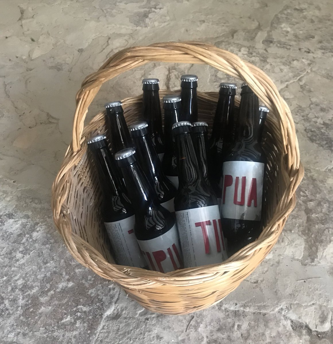 AlmirallSerra's tweet image. Matí d’entregues! La #Tipua va arribant a les cases de Montblanquet! La cervesa artesana de @CervesaMatoll, #cervesamaquis i @montblanquet