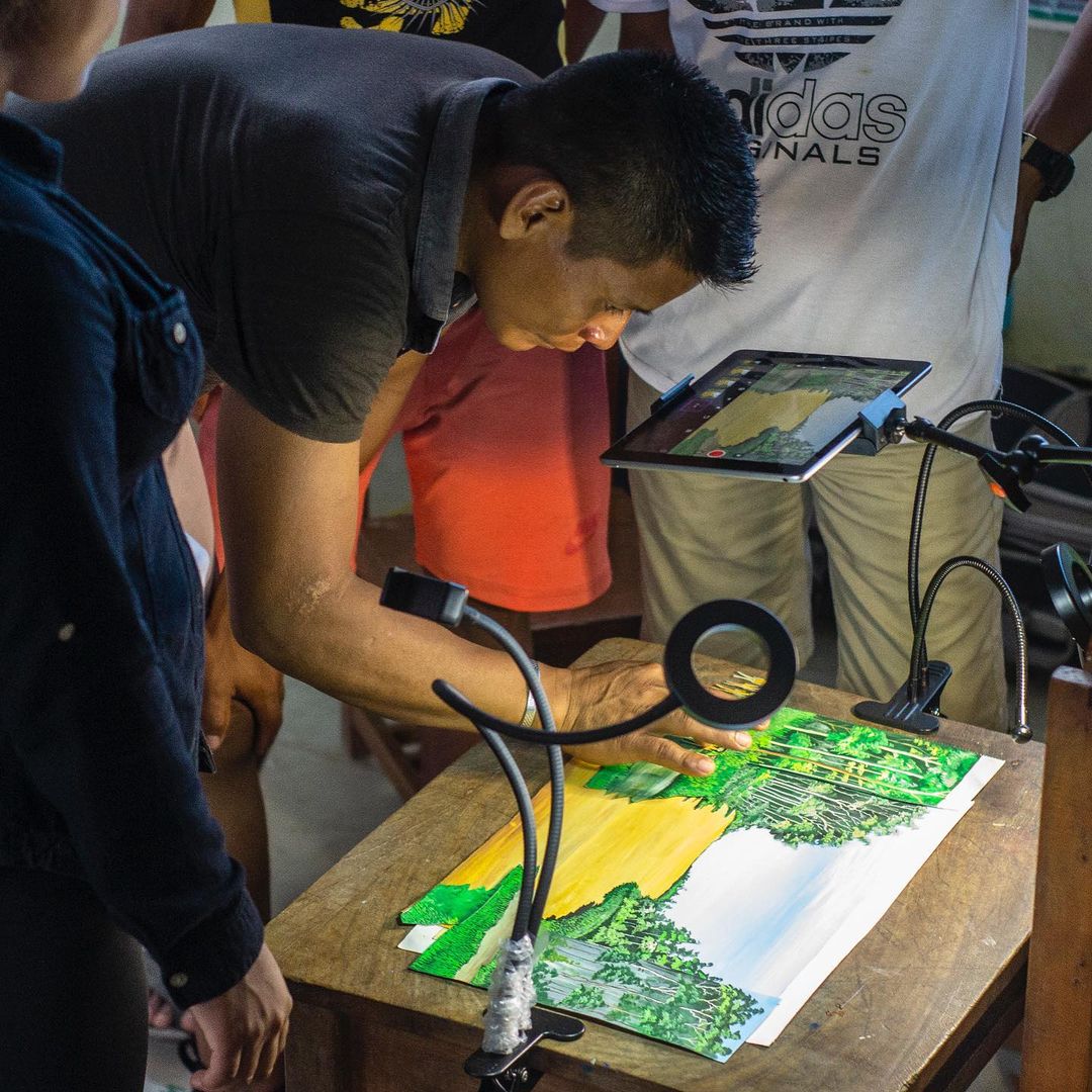 _WavesOfChange_'s tweet photo. It’s been quite the challenge to design &amp; run workshops in a hot sweaty rainforest with no electricity, internet or phone signal.

📷 by @murayaripatrick
🐍 by @guillermoneccapemenmenque
Made with @anthrocami @sophiemakesbooks
Animator @rousdelarous

funded by @thebritishacademy https://t.co/BlZbFwdDug