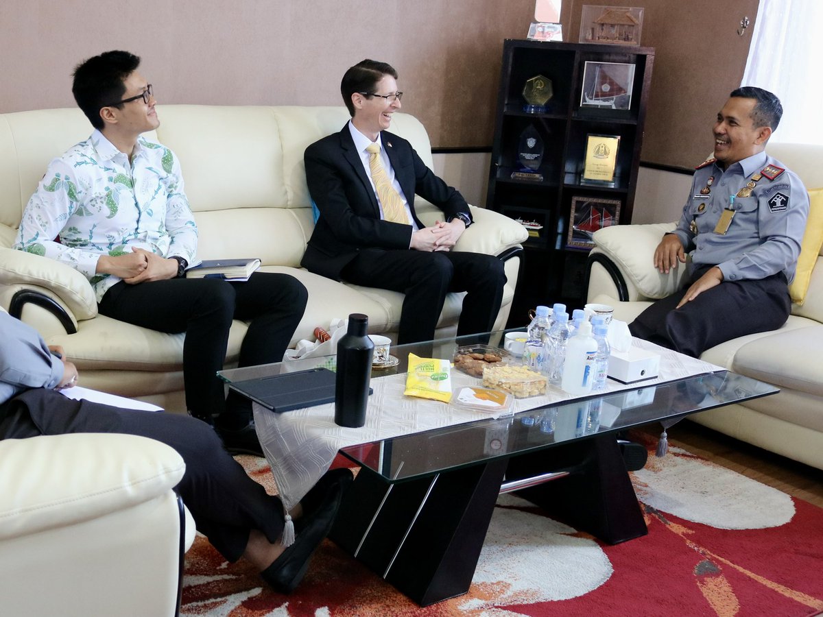 KonJenMakassar's tweet photo. I was pleased to meet the Head of Makassar Immigration Office, Mr. Agus Winarto, along with my consular officer. We discussed issues including working holiday visa opportunities for🇮🇩under #IACEPA. Visit https://t.co/rq5S9IHHqU for more details.🇦🇺visa processing is all online! https://t.co/N2lpBJZZIp