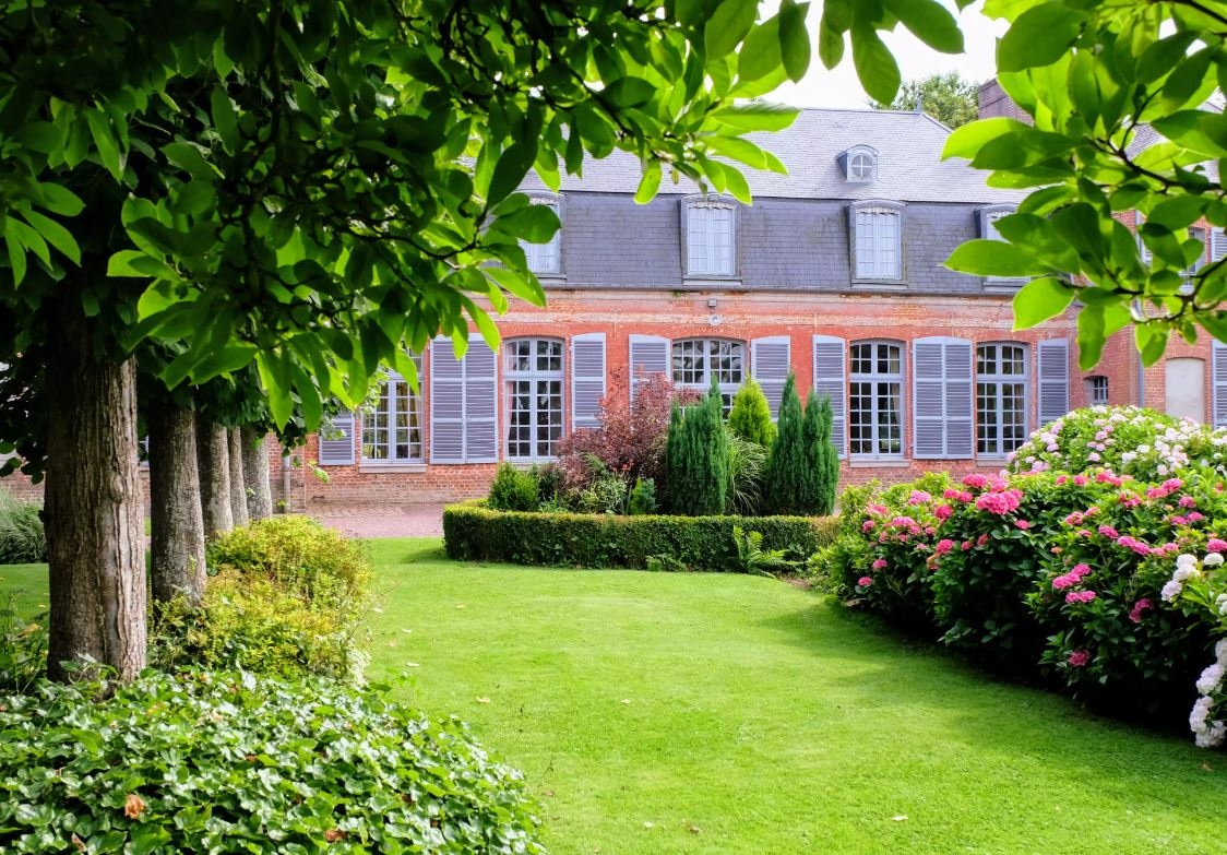 🏰 En Baie de Somme le Château d'Aigneville est une aimable gentilhommière du XVIIIe siècle nichée dans un jardin arboré et adossée à sa charmante ferme.

🛎 alma-heritage.com/domaine-histor…

#chateaudaignevile #almaheritage #patrimoine