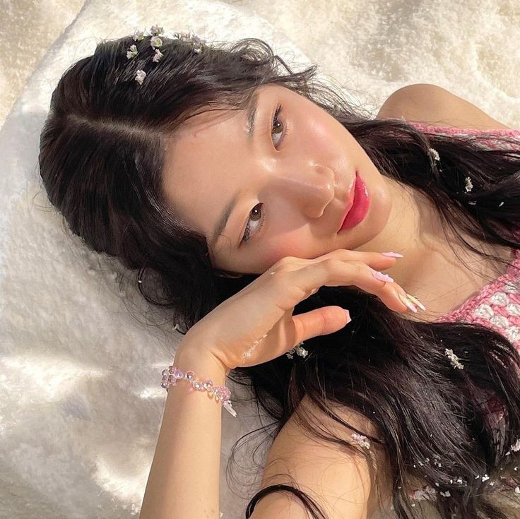 hi I'm yve! looking for interactive moots

✧ — 0'6 liner
✧ — multis; fimmie, engene, my, stay and moa
✧ — not new to #kpoptwt 

like and rt is a big help