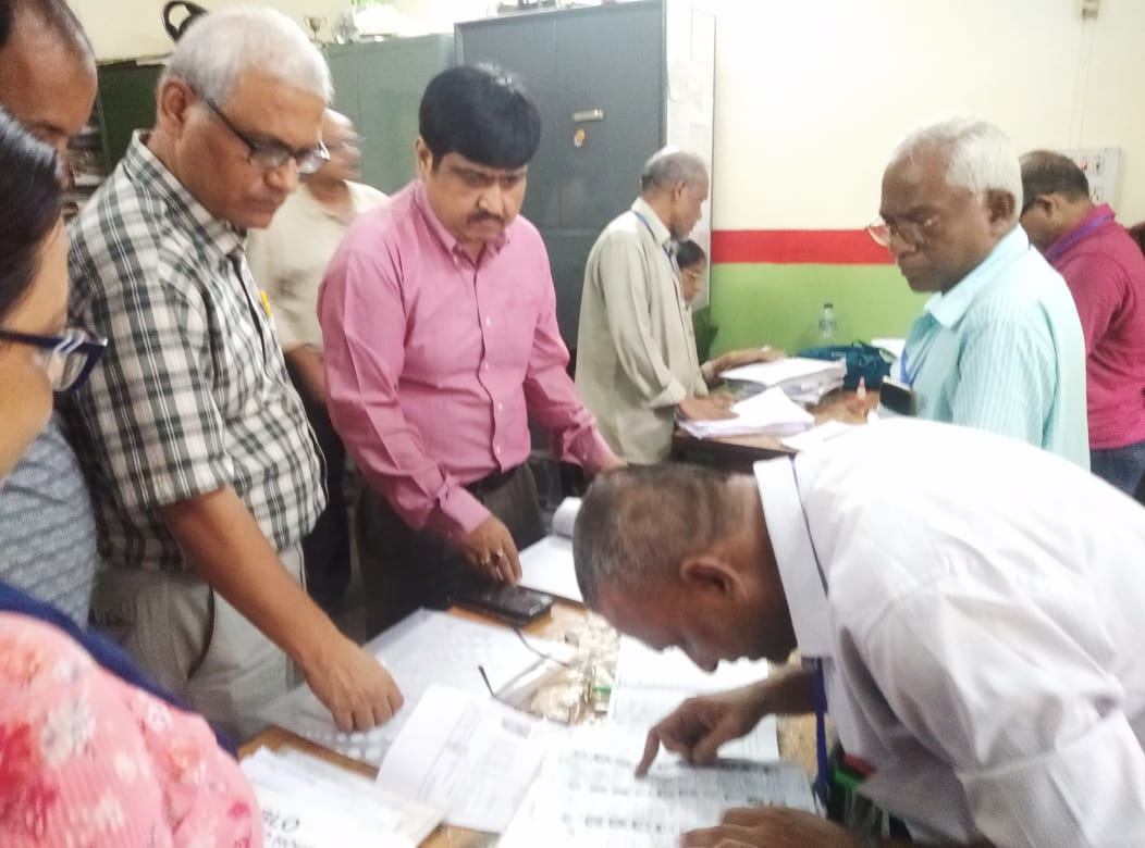 deokolnorth's tweet photo. Monitoring of BLO's work on special camp dates in #pre_revision phase at 167-Maniktola AC #KolkataVotes https://t.co/Qi1dENvSOg
