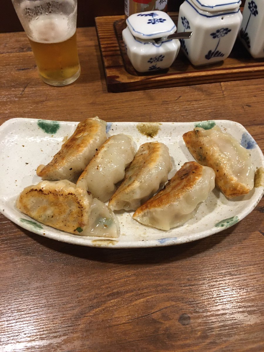 holla_1984's tweet photo. 餃子の盛り付け忙しくもないのにセンス無さ過ぎやろ笑

＃大雪軒　#餃子　#シンユリ　＃新百合ヶ丘 https://t.co/2k94viL4Ks