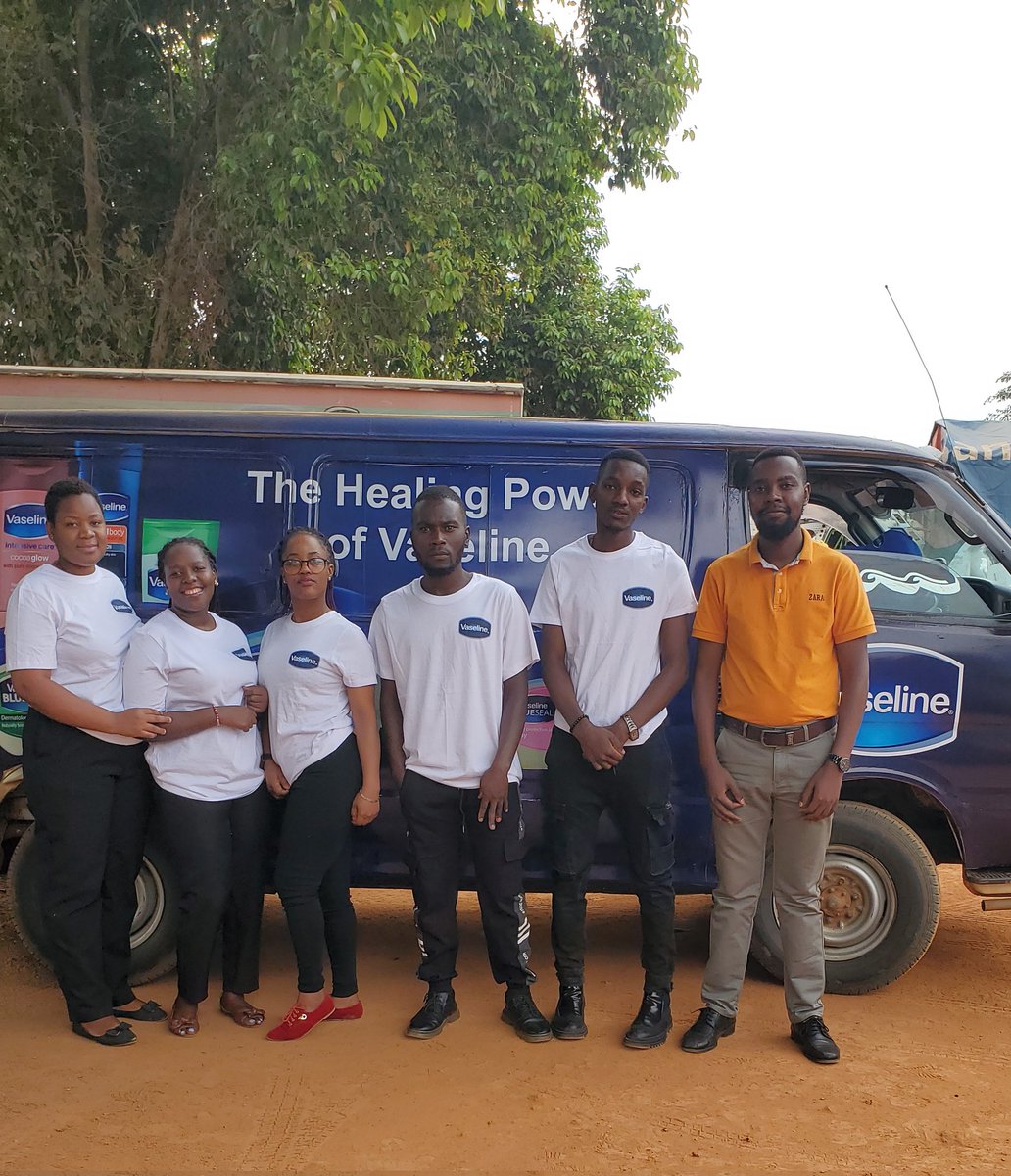GoldenDigitalUG's tweet photo. Our brand ambassadors are in Mbarara engaging with customers and raising awareness of our new 45ml SKU and the new Vaseline aloe 45ml variant. Come and see us at your nearest store today! #BTLMarketing #GoldenActivations #UnileverUganda https://t.co/YfUFj1MNua