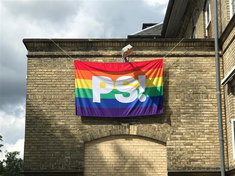patientsikker's tweet photo. Der eksisterer #ulighedisundhed og i #patientsikkerhed for LGBT+-personer. De har et dårligere helbred og modtager ofte en mindre grad af behandling end den øvrige befolkning. Hvordan vi modvirker dette, sætter PS! spot på på konferencen #PSsammen23 i nov. #PrideWeek2023 #lgbtdk https://t.co/d3DfLMcF1q