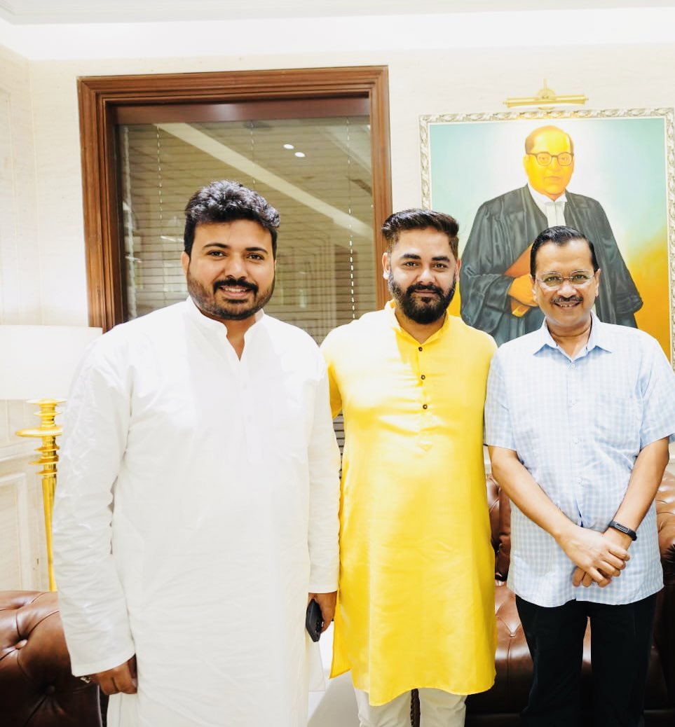 pankaj11_pathak's tweet photo. Above cast, creed &amp; religion you have given a new ray of hope to the nation. Ray of change of indian politics, Ray of hope towards equality &amp; nation building. May you win all battles against inequality &amp; injustice for better tomorrow.
Happy birthday sir @ArvindKejriwal @ipathak25 https://t.co/LRVfpccCHD