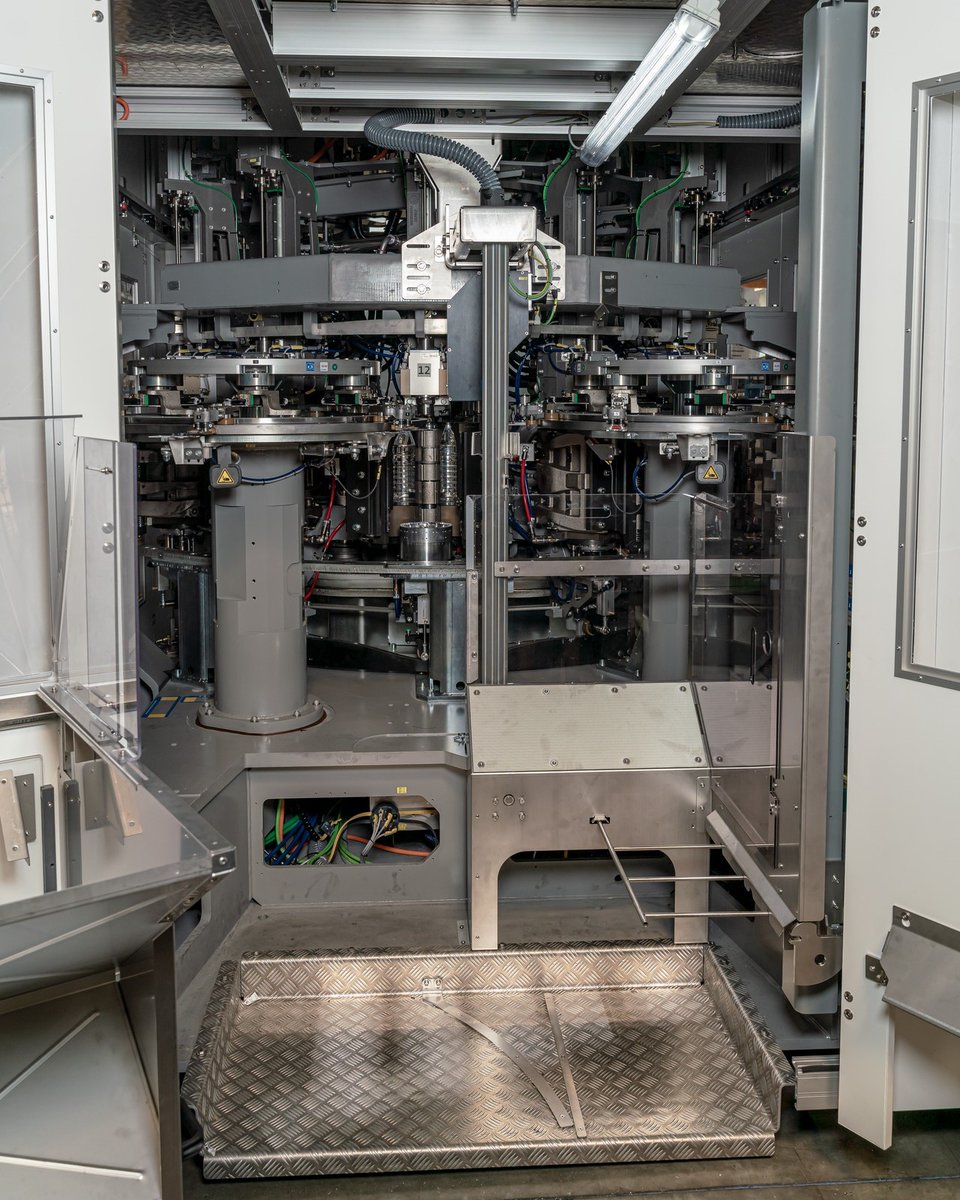 KronesAG's tweet photo. The #Contiform 3 BigBottle produces freely according to the motto "bigger equals better".β¬οΈπ€ This is not only due to the fact that the machine can produce containers with a capacity of up to 8 litres. It is also extremely efficient.π€© #Krones #KronesAG #GermanBlingBling https://t.co/Y18B368aSi