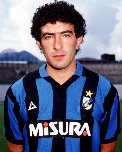 VittorioXlater's tweet photo. L'Inter provò a venderlo per tutta l'estate dell'88. Poi invece decise di tenerlo, come riserva. Alla fine risultò decisivo nel centrocampo con Berti, Bianchi e Matthaeus.
Corsi e ricorsi storici.
#Matteoli #Sensi https://t.co/riNpj58ion