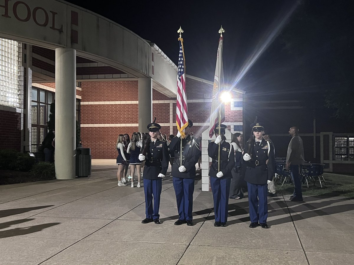 FCPS1News's tweet photo. Liberty High School is ready for the first day of school! Tune into NBC 4 starting at 5:30 to see the fun! 
#OneTeamOneMission #fcps1day1 https://t.co/uZwZmw0z85