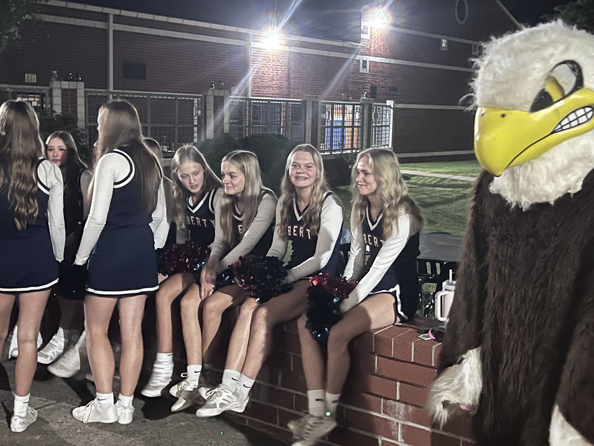 FCPS1News's tweet photo. Liberty High School is ready for the first day of school! Tune into NBC 4 starting at 5:30 to see the fun! 
#OneTeamOneMission #fcps1day1 https://t.co/uZwZmw0z85