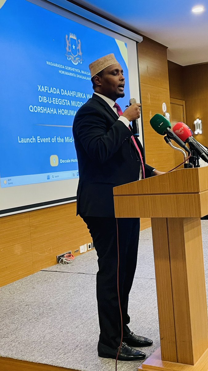 MoPIED_Somalia's tweet photo. H.E. @HonBeenebeene is delivering a keynote speech at the launch event of the Mid-term Review (#MTR) Report of the National Development Plan (#NDP9). https://t.co/33JUhp3xqV