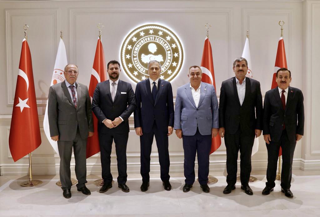 Muş Belediye Başkanımız Feyat Asya, İl Başkanımız Melik Emre, Hasköy İlçe Belediye Başkanımız Hikmet Karayel ve Karaağaçlı Belde Belediye Başkanımız Suphi Özbayam ile birlikte İçişleri Bakanımız Sayın <a href="/AliYerlikaya/">Ali Yerlikaya</a>’yı makamında ziyaret ederek, İlimizin yatırım ve projeleri