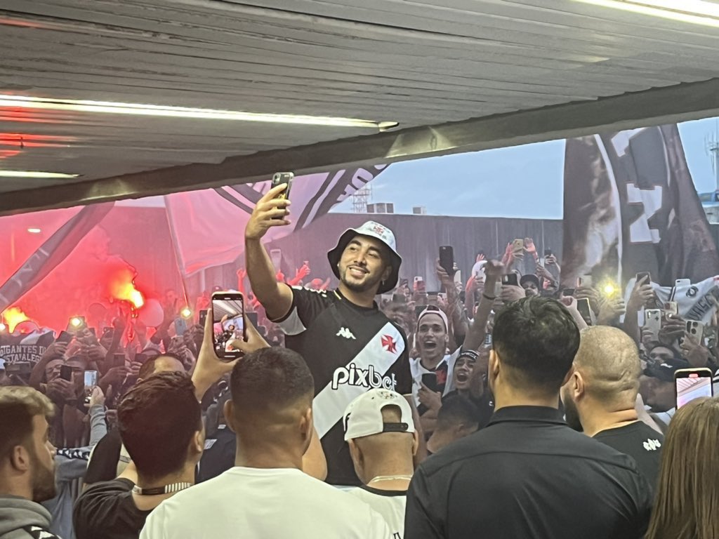 Mercat_OM's tweet photo. Dimitri Payet est arrivé au Brésil face aux nombreux supporters de Vasco de Gama… 🔥

Régale toi là-bas capitaine @dimpayet17 💙🤍

📸 @are_cruzmaltina 

#TeamOM #AeroPayet https://t.co/LQbtHmlxFj