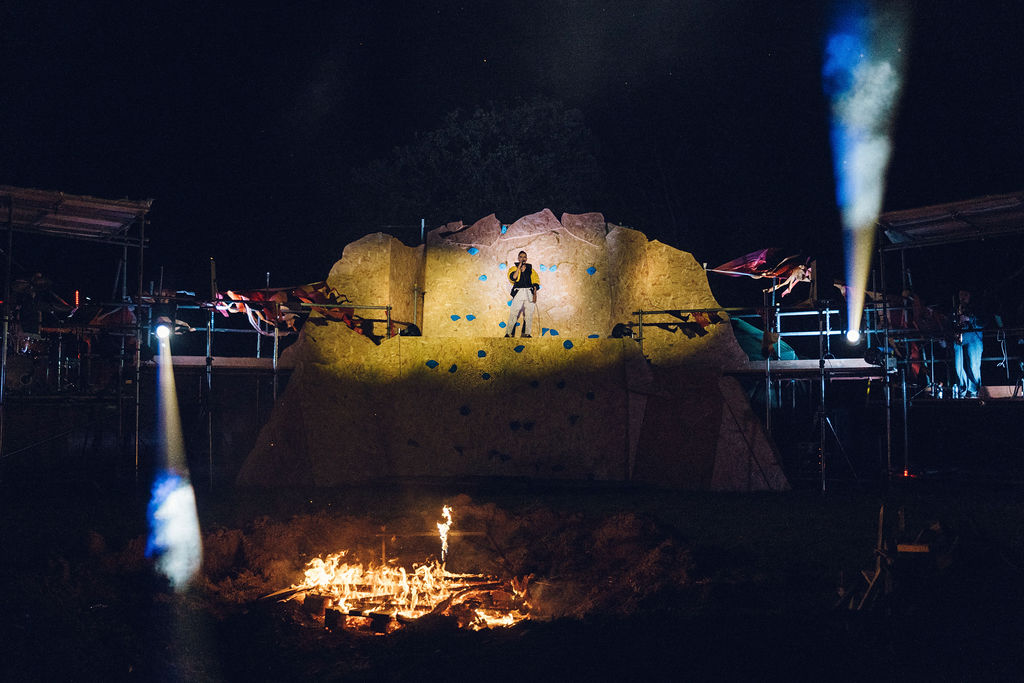 Y tro cynta' erioed i theatr cael ei gyflwyno ym
@maesbmaesb - diolch am goelio. 

Popeth ar y Ddaear was glorious chaos! Thanks for being you Maes B.  

📸 Kristina Banholzer