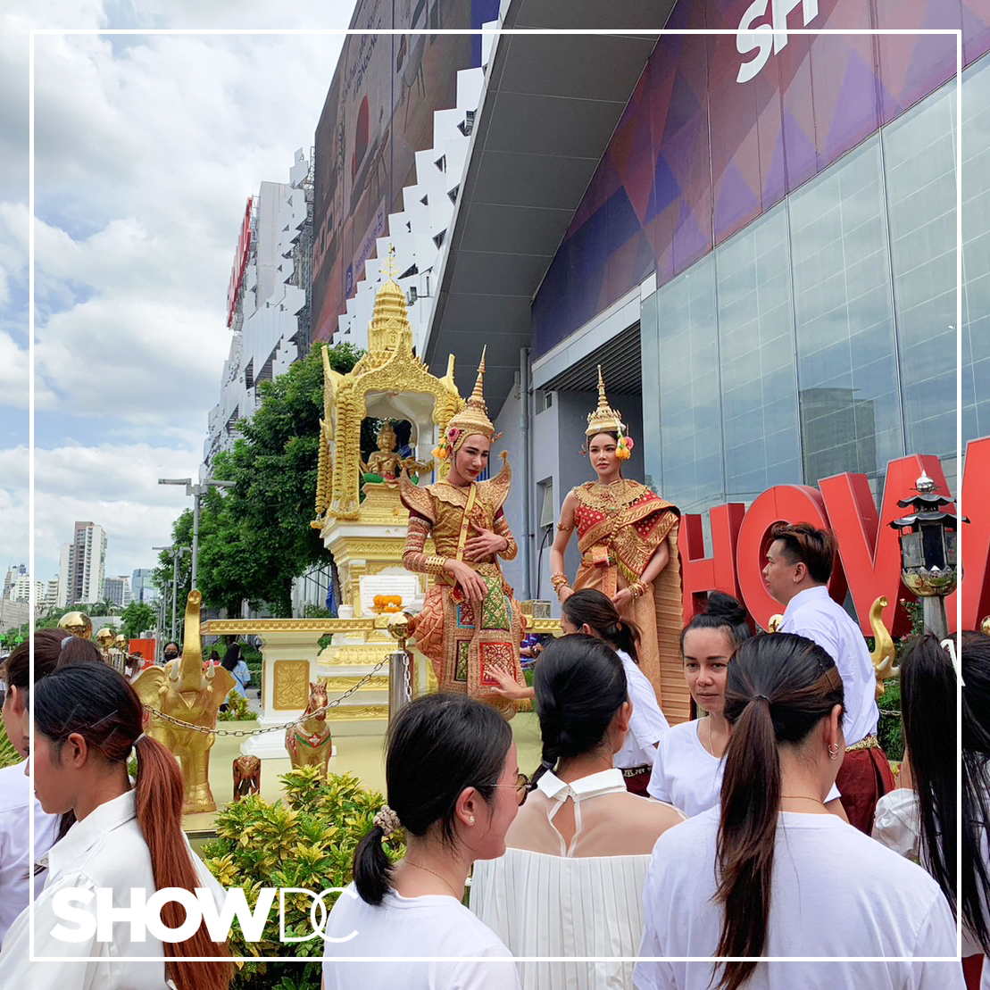 bravobkkmall's tweet photo. อุ้ม ทวีพร มิสแกรนด์ไทยแลนด์ 2023 สวย สง่า เก่งรอบด้าน
สวมชุดไทยงามสง่า นำทีมนางรำ รำแก้บนท้าวมหาพระพรหม
บริเวณด้านหน้าศูนย์การค้า SHOW DC อย่างอ่อนช้อยสมมงนางงาม
หลังรับตำแหน่งมิสแกรนด์ไทยแลนด์ปีล่าสุด

ขอนำภาพสวยๆ มาฝากกันค่ะ
#MissGrandThailand2023
#SHOWDC #BRAVO #BRAVOBKK https://t.co/0iufWdUtJy