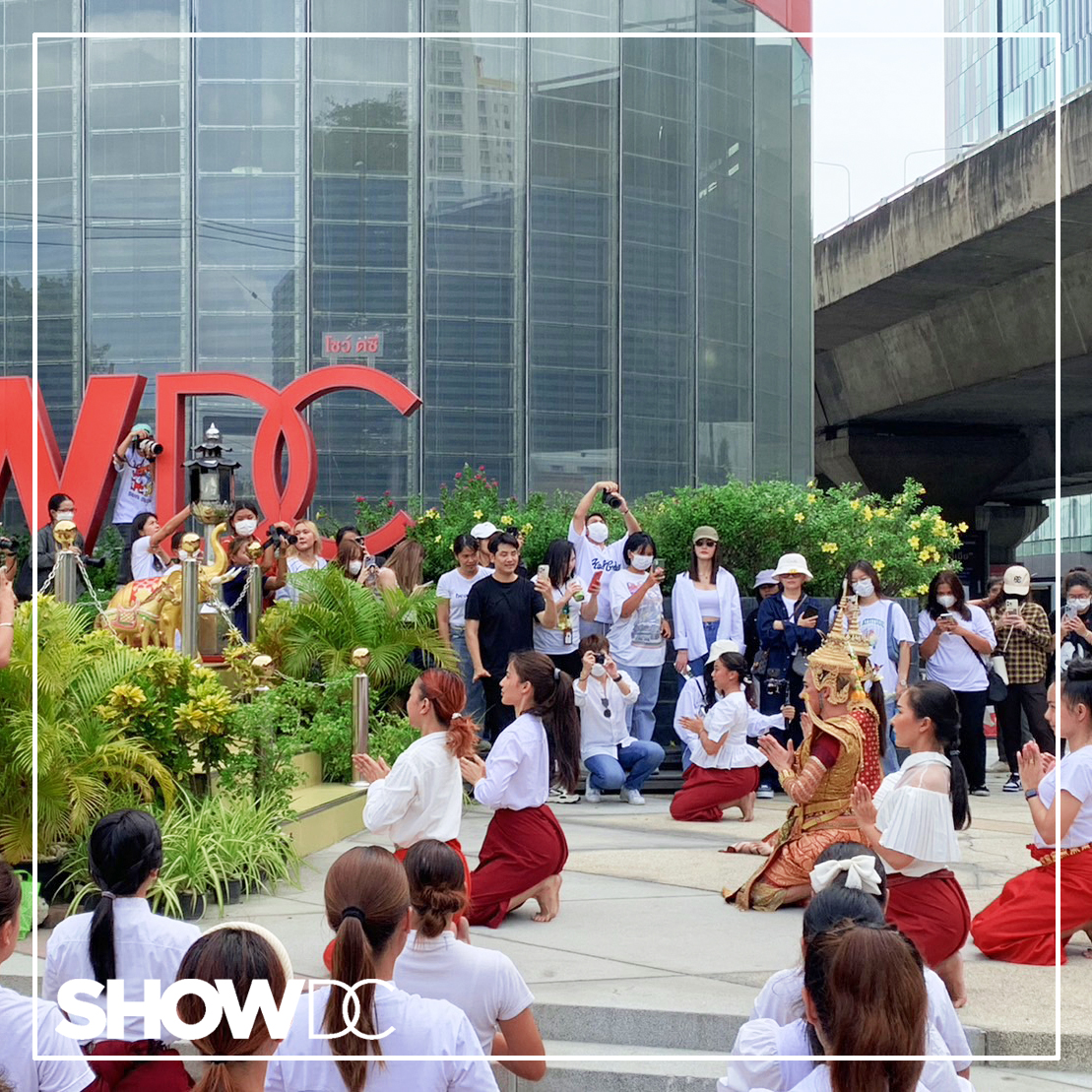 bravobkkmall's tweet photo. อุ้ม ทวีพร มิสแกรนด์ไทยแลนด์ 2023 สวย สง่า เก่งรอบด้าน
สวมชุดไทยงามสง่า นำทีมนางรำ รำแก้บนท้าวมหาพระพรหม
บริเวณด้านหน้าศูนย์การค้า SHOW DC อย่างอ่อนช้อยสมมงนางงาม
หลังรับตำแหน่งมิสแกรนด์ไทยแลนด์ปีล่าสุด

ขอนำภาพสวยๆ มาฝากกันค่ะ
#MissGrandThailand2023
#SHOWDC #BRAVO #BRAVOBKK https://t.co/0iufWdUtJy